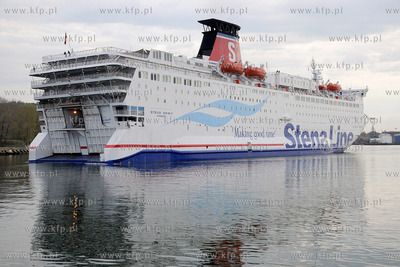 Prom Stena Spirit doplywa do przystani promowej Stana...