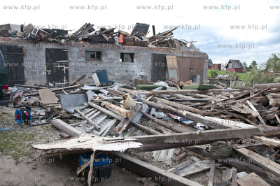 W wyniku trąby powietrznej, która przeszła nad ...