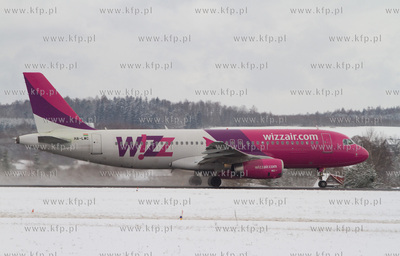 Zima w Porcie Lotniczym Gdansk im. Lecha Walesy. 19.02.2013...