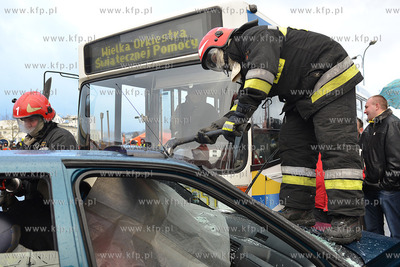 Gdynia. Molo Poludniowe. Pokaz ratownictwa medycznego...