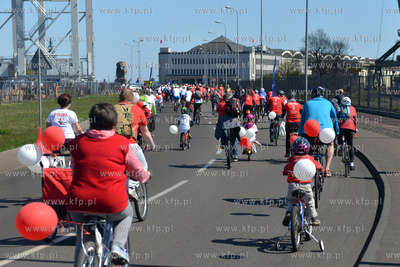 Bialo czerwony peleton pojawil sie 2 maja na ulicach...