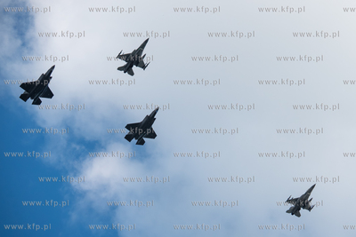 Przelot F35 i F16 nad Westerplatte w Gdańsku podczas...