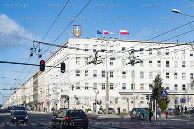 Gdynia. Budynek Urzędu Miasta. Opuszczona do połowy...