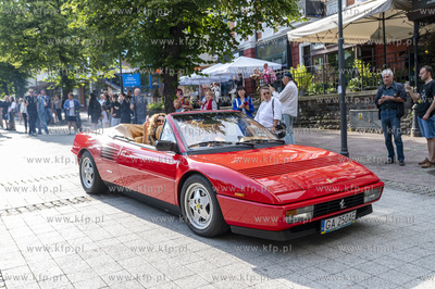 Sopot. Parada ulicą Bohaterów Monte Cassino do muszli...