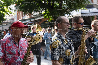 Sopot. Parada ulicą Bohaterów Monte Cassino do muszli...