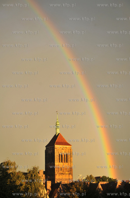 Tecza nad Gdanskiem po przejsciu burzy. NZ. kosciol...