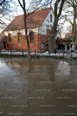 Wezbrane wody rzeki Radunia spowodowaly podtopienia...