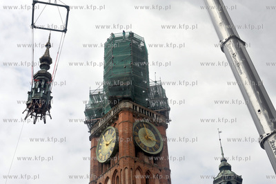 Po zdemontowaniu szczytowej czesci helmu wiezy Ratusza...