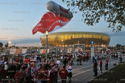 Gdansk. Mecz towarzyski Polska - Niemcy. Nz. unoszaca...