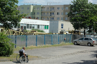 Budowa nowych domow na ul. Piolow 19, po lewej sklep...