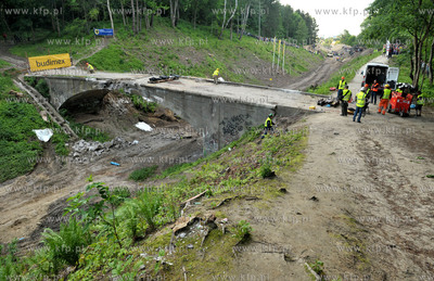 Wyburzanie Mostku Weisera Dawidka na gdanskiej Strzyzy....