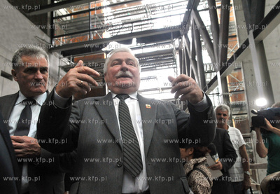 Lech Walesa na budowie ECS. Bylemu prezydentowi towarzyszyl...