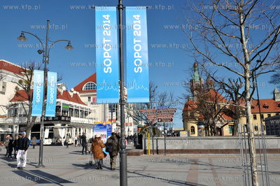 Sopot. Na placu Przyjaciol Sopotu i okolicach widac,...