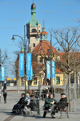 Sopot. Na placu Przyjaciol Sopotu i okolicach widac,...