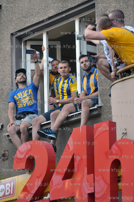 Gdynia swietuje awans Arki do ekstraklasy na ul. Swietojanskiej....