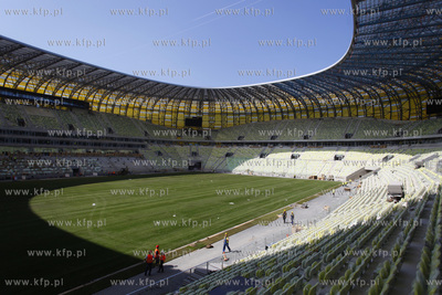 Gdansk. Polozono murawe na plycie boiska stadionu PGE...