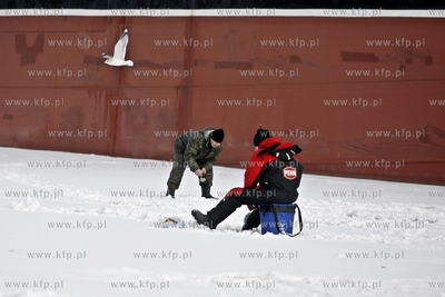 Wędkarze łowią ryby na zamarzniętej Motławie.
13.02.2012
fot....