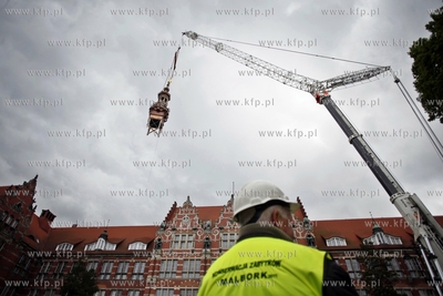 Politechnika Gdanska. Montaz odbudowanej po 67 latach...