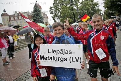 Sopot. Parada uczestikow mlodziezowego turnieju pilkarskiego...