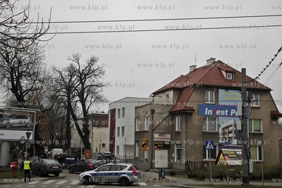 Gdynia. Policja przeszukuje kamienice na ul. Kasztanowej,...