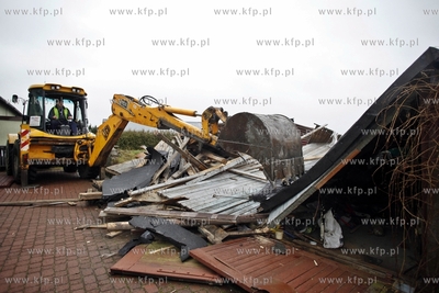 Pierwsze wyburzenia budynkow na trasie Pomorskiej Kolei...