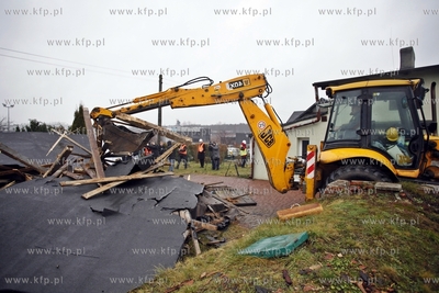 Pierwsze wyburzenia budynkow na trasie Pomorskiej Kolei...