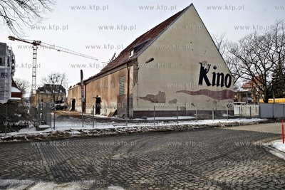 Gdansk. Wyburzanie budynku bylego kina Znicz przy ul....