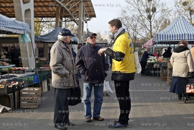 Kampania wyborcza do samorzadu na targowisku miejskim...