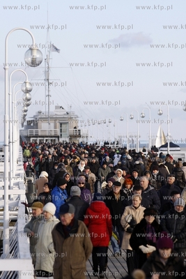 Tłum spacerujących na sopockim molo w drugi dzień...