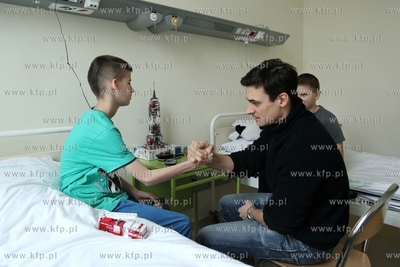 Aktor Mateusz Damięcki odwiedził dzieci w Klinice...