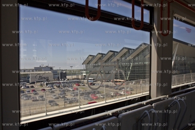 Przejazd i prezentacja składu PKM ze stacji Niedźwiednik...