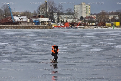 Wędkarze łowią ryby na zamrzniętej Martwej Wiśle...