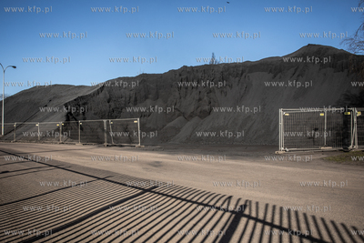 Nowy Port. Hałda koksu porafineryjnego.
23.03.2021
fot....