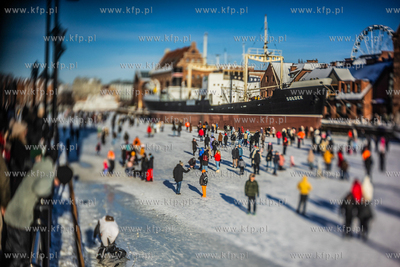 Tłumy spacerowiczów na zamarzniętej Motławie w...