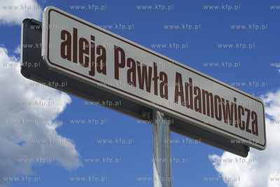 Gdańsk. Tablica z nazwą alei Pawła Adamowicza. 07.05.2020...