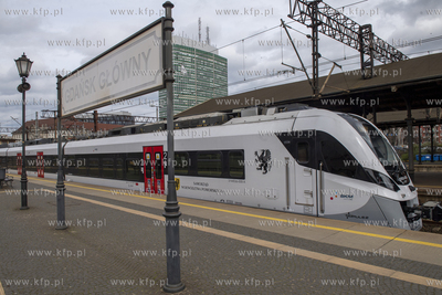 Stacja kolejowa Gdańsk Główny. Z peronu odjeżdża...