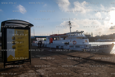 Testowy rejs promu F8, kursującego wzdłuż remontowanego...