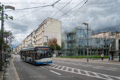 Ulica Świętojańska w Gdyni. W tle budynek dawnego...