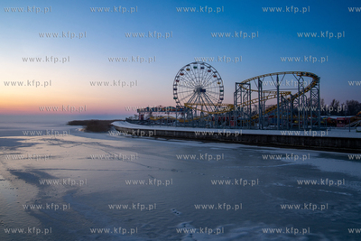 Zima na Mierzei Wiślanej. Lunapark w Krynicy Morskiej....