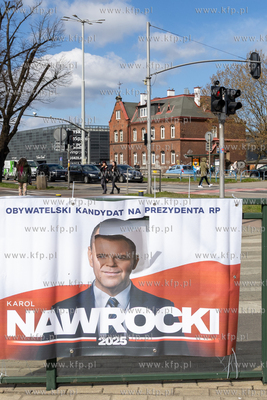 Gdańsk. Kampania wyborcza w Gdańsku. Nz. Zniszczony...