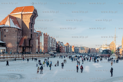 Tłumy spacerowiczów na zamarzniętej Motławie w...