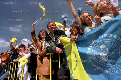 Tlum witajacy papieza na lotnisku w Rebiechowie  fot....