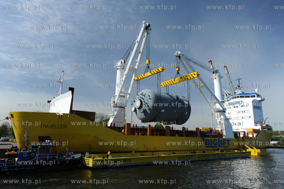 Port w Gdansku. Przeladunek elementu urzadzenia do...