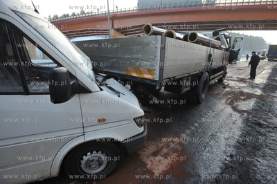 Karambol na trojmiejskiej obwodnicy na wysokosci zjazdu...