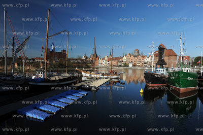 Gdansk. Kutry rybackie, w tle Dlugie Pobrzeze, gotycki...