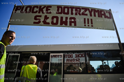 Gdansk. Trakt Sw. Wojciecha. Rybacy blokujac przejscie...