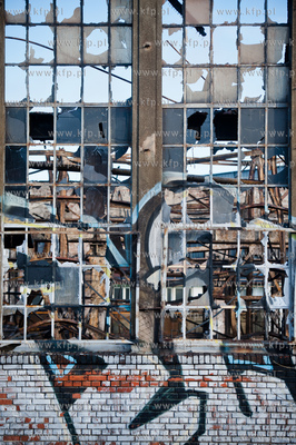 Gdansk. Dogaszanie doszczetnie spalonej hali produkcyjnej...