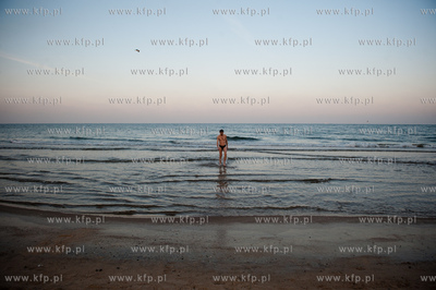 Gdansk. Zimowe morzne popoludnie na plazy w Jelitkowie.
Nz...