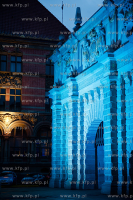 Gdansk. Oswietlona na niebiesko Brama Wyzyna. Okazja...