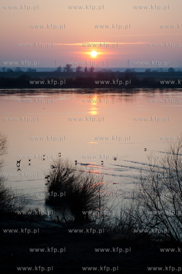 Zachod slonaca nad Wisla.
07.03.2012
fot. Mateusz...